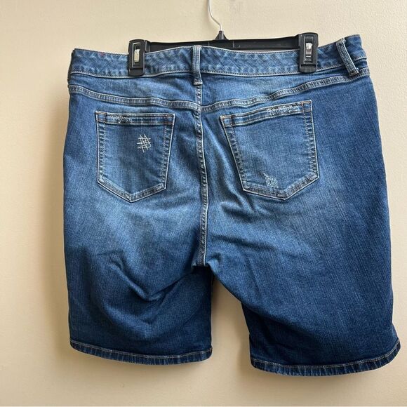 TORRID Medium Wash Stretch Distressed Zipper Shorts Plus Size 16 - Picture 3 of 4